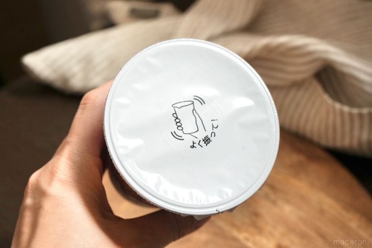 さつまいもドリンクをシェイクする様子とフタの注意書きとストライプの布