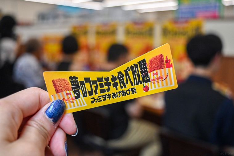 ステッカーを持っているところ