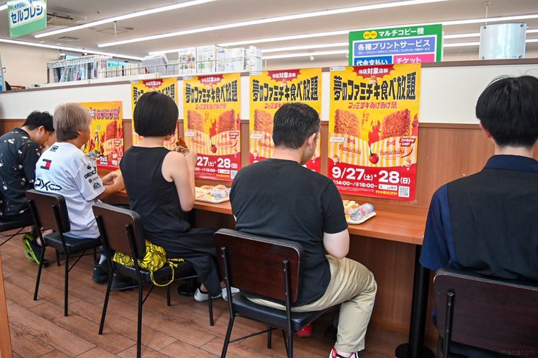 座っている人の後ろ姿