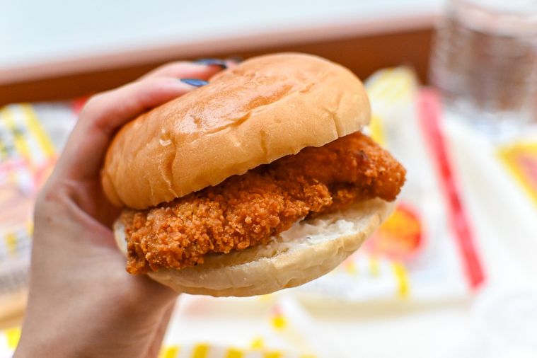 バーガーを持っているところ