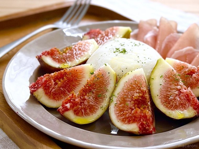 カルディのイタリア ブッラータにいちじくと生ハムを添えた様子