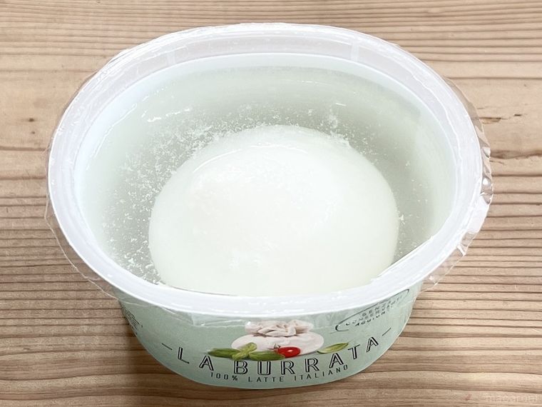 業務スーパーの冷凍ブッラータチーズを開封した様子