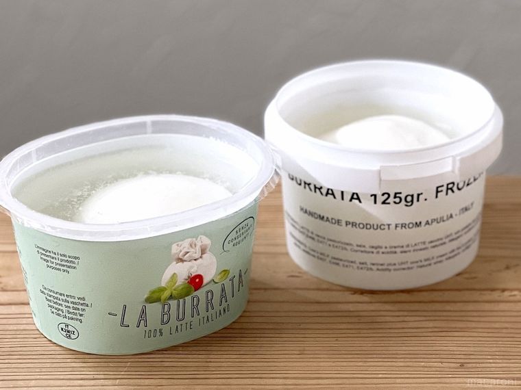 業務スーパーの冷凍ブッラータチーズとカルディのイタリア ブッラータが並べられている様子