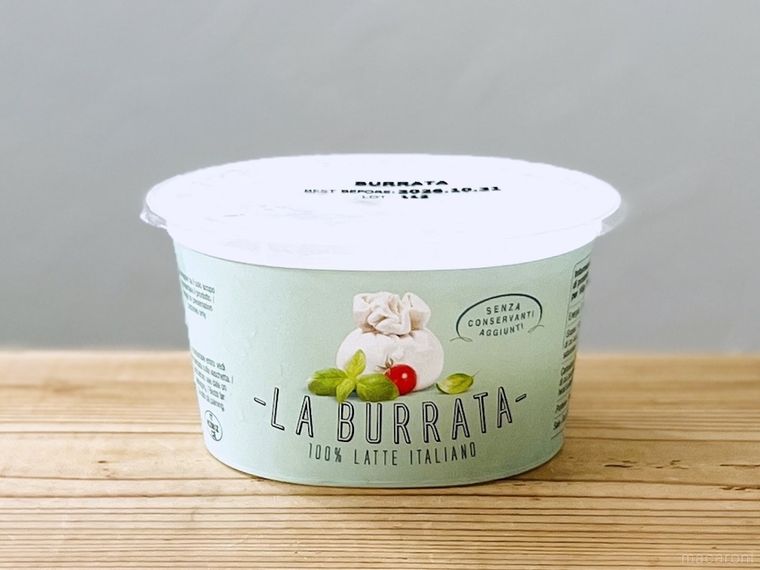業務スーパーの冷凍ブッラータチーズがテーブルに置かれている様子