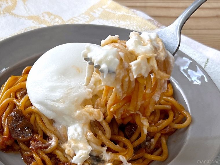 イタリア ブッラータがのったナポリタン スパゲッティ レンジアップをフォークですくっている様子