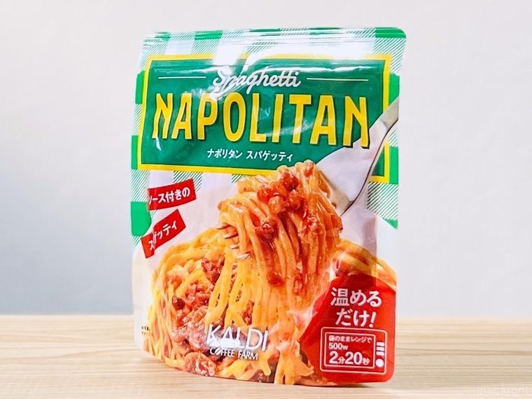 カルディのナポリタン スパゲッティ レンジアップがテーブルに置かれている様子