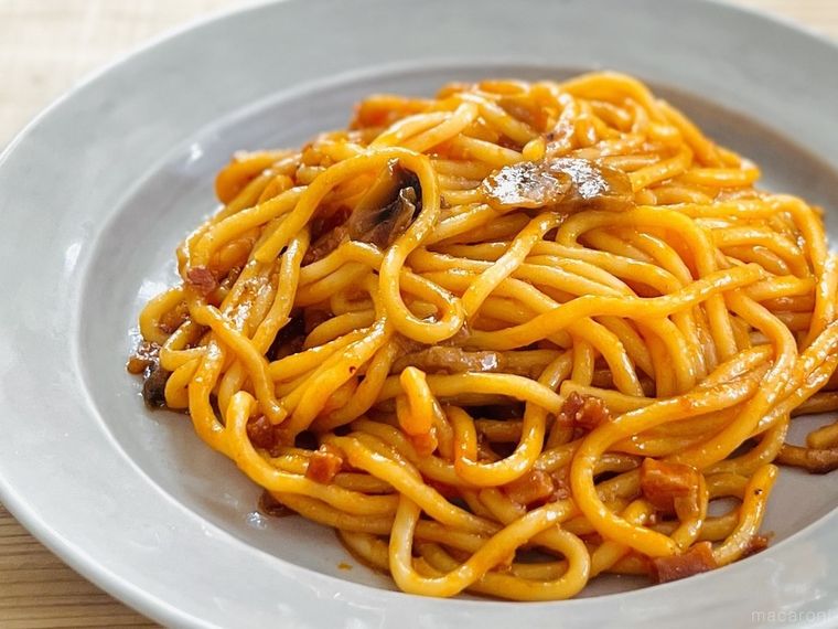 グレーの皿にカルディのナポリタン スパゲッティ レンジアップが盛り付けられた様子