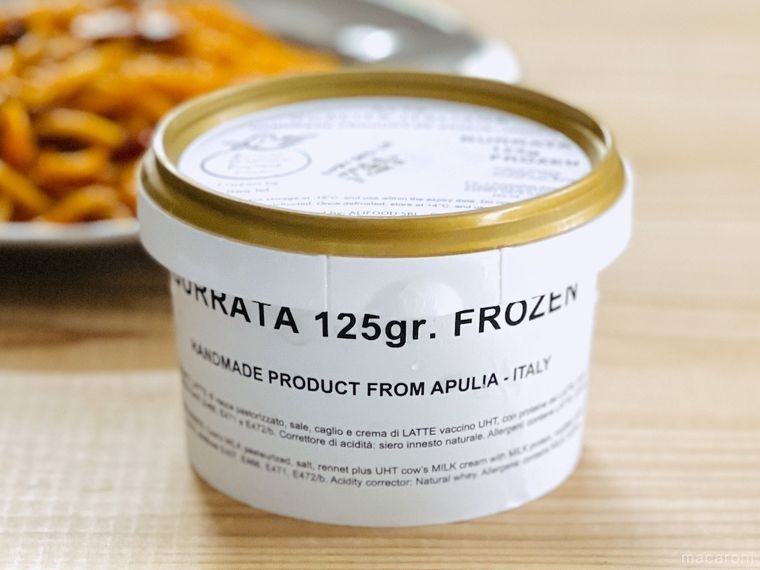 カルディのイタリア ブッラータがテーブルに置かれている様子