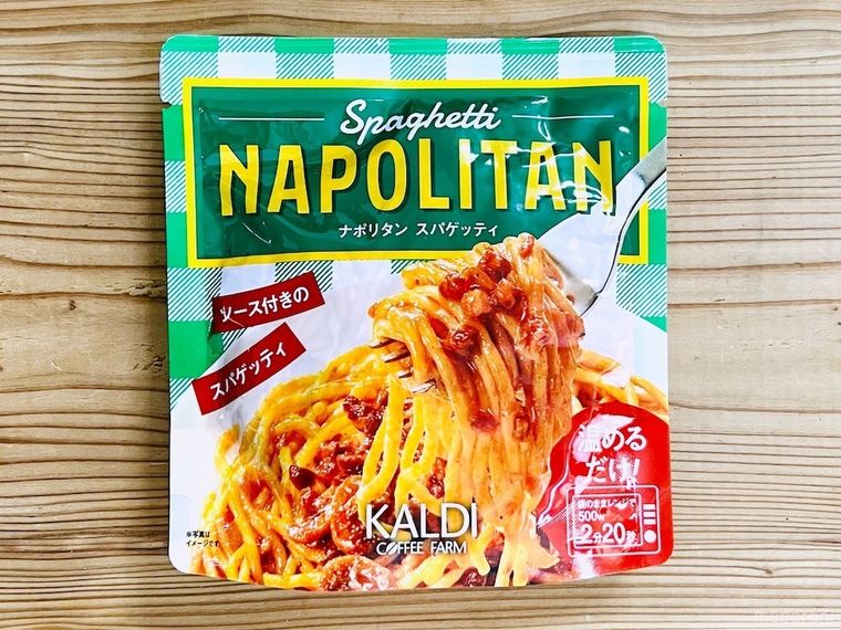 カルディのナポリタン スパゲッティ レンジアップがテーブルに置かれている様子