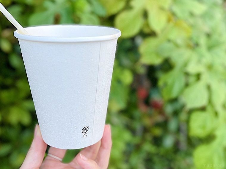 コストコのマロンソフトクリームが入っていた紙製のカップを掲げているところ