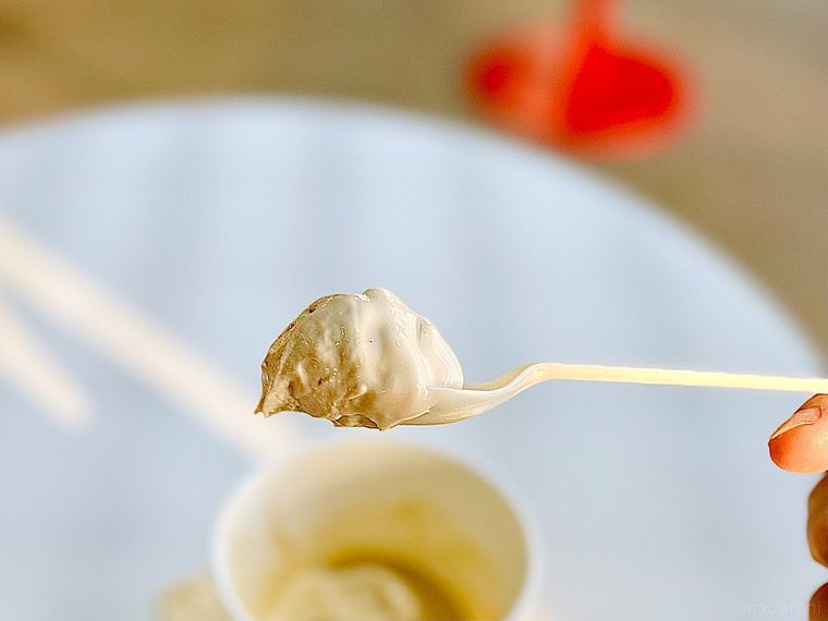 コストコのマロンソフトクリームをひと口分スプーンですくって高く持ち上げたところ