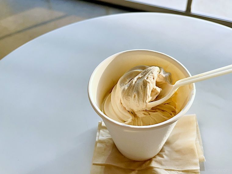 テーブルに置いたコストコのマロンソフトクリームをスプーンですくっているところ