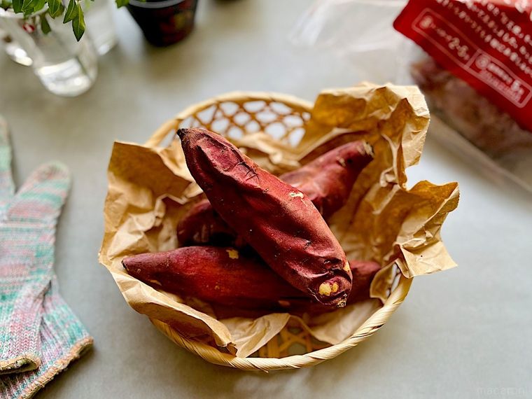 コストコの焼き芋紅天使3本をペーパーを敷いたカゴに盛って自然解凍しているところ