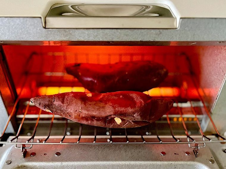 コストコの焼き芋紅天使を2本トースターに入れて温めているところ