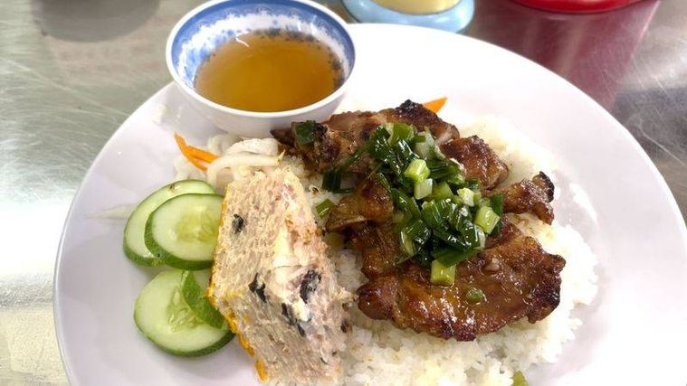 器に盛られたコムタム