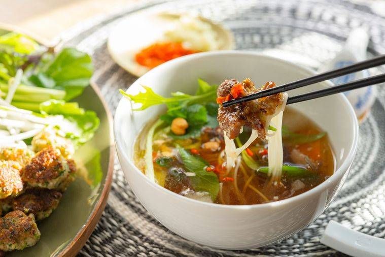 器に盛られたブンチャーを箸で持ち上げる様子