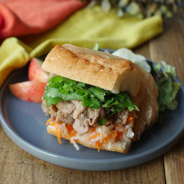 器に盛られたバインミー