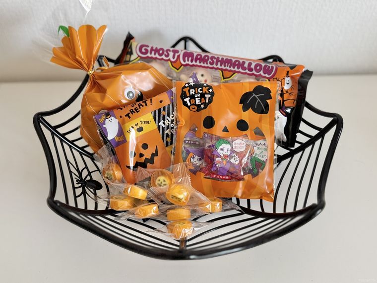 お菓子をのせたセリアのスパイダーバスケット