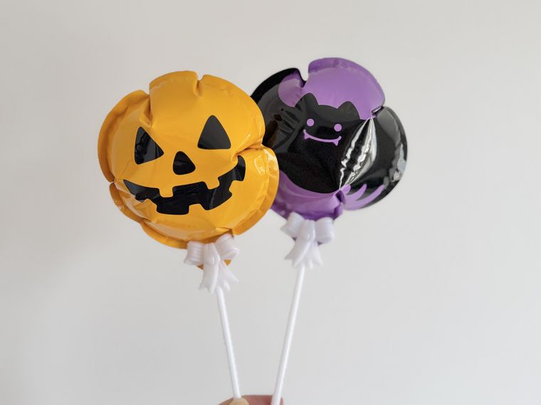 膨らませたセリアのスティックバルーン2P かぼちゃこうもり柄