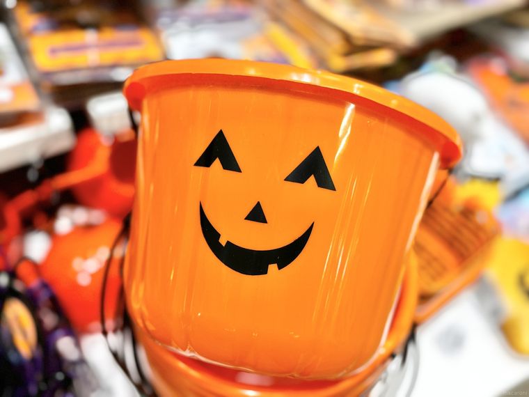セリアハロウィンバケツを持っている様子