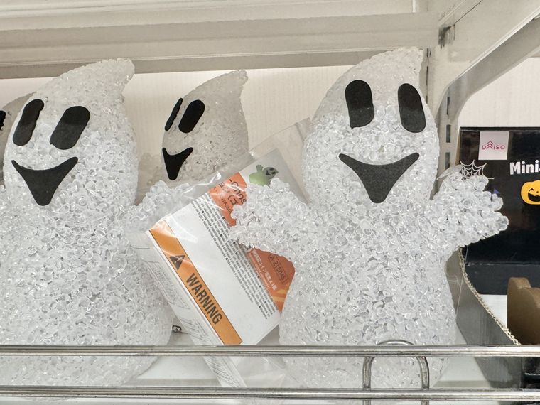 店頭に並ぶダイソーのLEDデコレーションゴースト