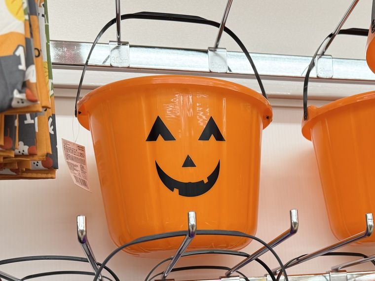 ダイソー店頭に並ぶパンプキンバスケットオレンジ