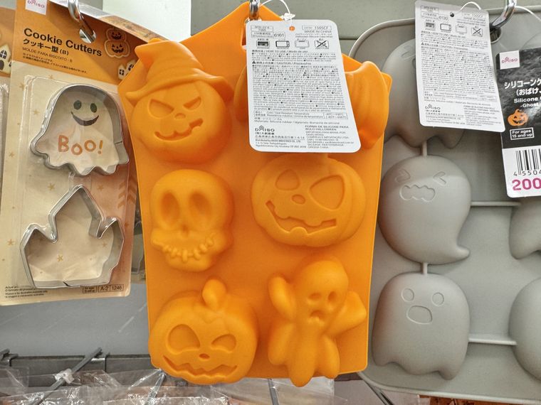 ダイソーのハロウィンシリコーンケーキモールド