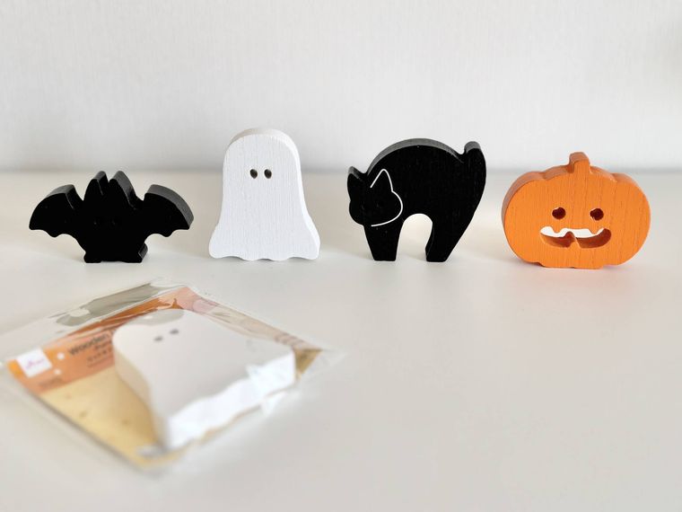 ダイソーウッドオブジェかぼちゃ、おばけ、ネコ、コウモリを並べた様子