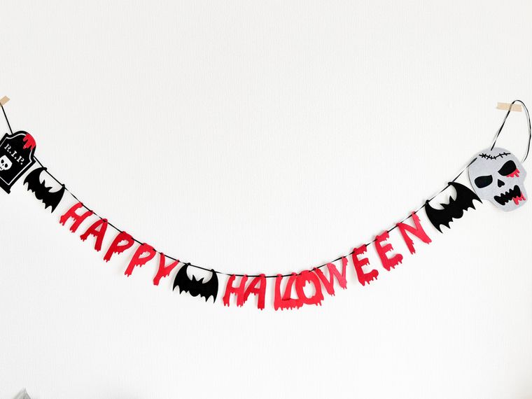 壁にデコレーションしたフェルトガーランドモチーフ