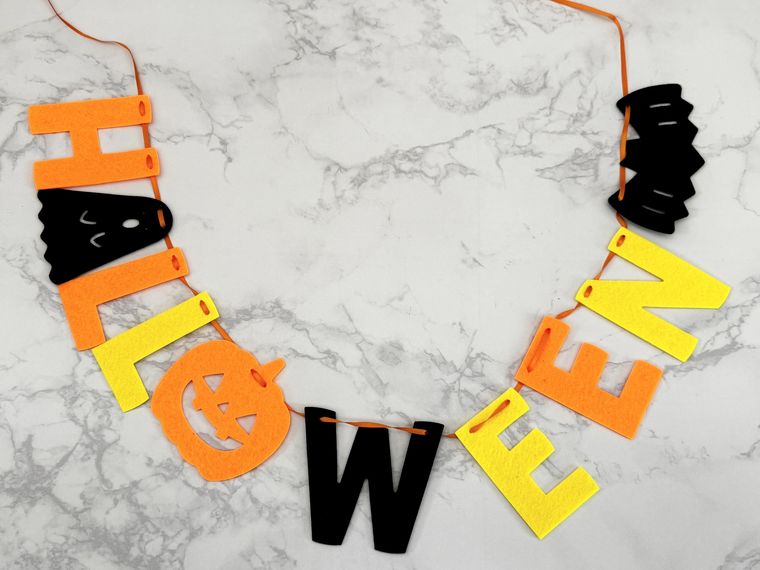 ダイソーフェルトガーランドハロウィンベーシックを広げた様子