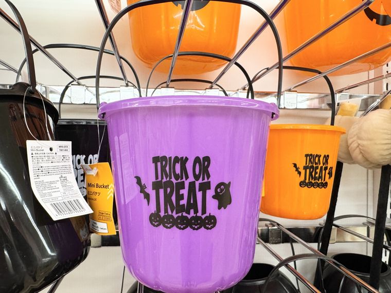 ダイソー店頭に並ぶミニバケツ
