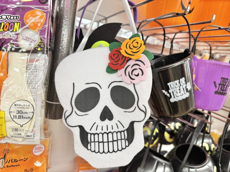 ダイソー店頭に並ぶフェルトハンドルバッグ