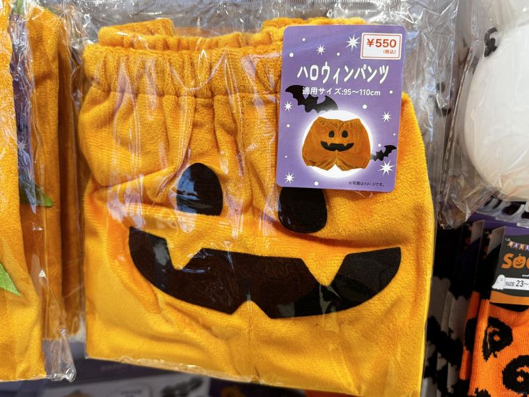 キャンドゥの店頭に並ぶハロウィンパンツ