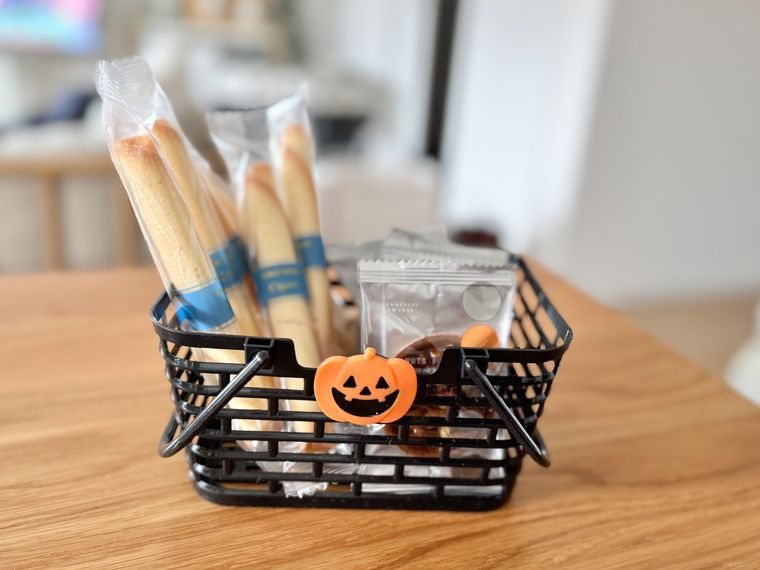 お菓子を入れたキャンドゥのハロウィンバスケット