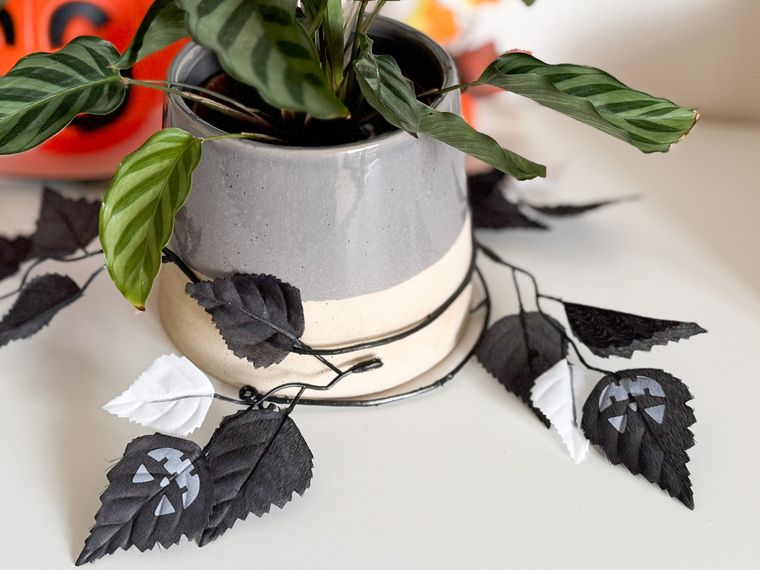 植物のポットに巻いたキャンドゥのハロウィンリーフガーランド