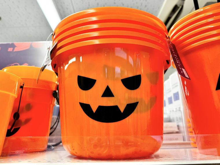 店頭に並ぶキャンドゥのハロウィンバケツ