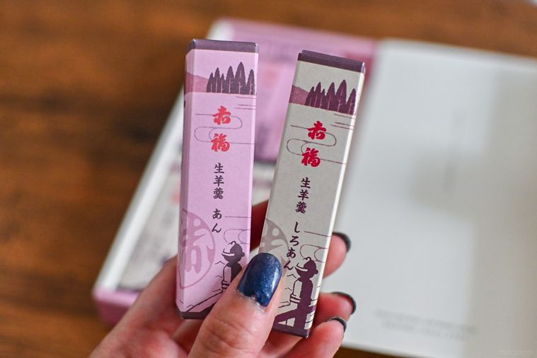 2種類の箱を持っているところ