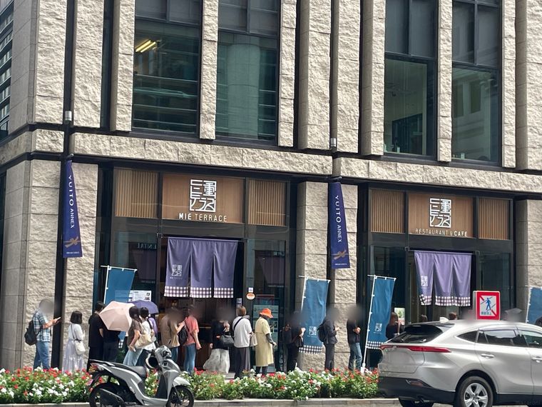 店舗の外観と行列