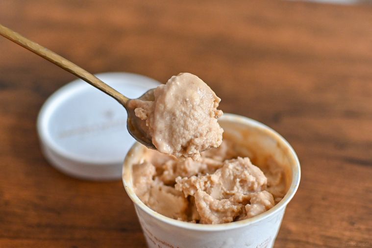 アイスをスプーンですくっているところ