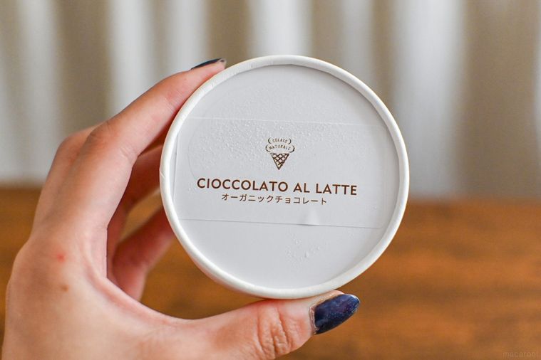 アイスのカップを持っているところ