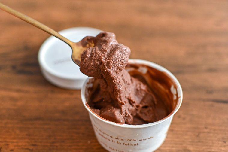 アイスをスプーンですくっているところ