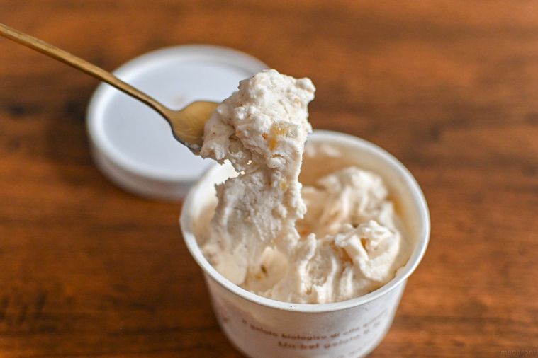 アイスをスプーンですくっているところ