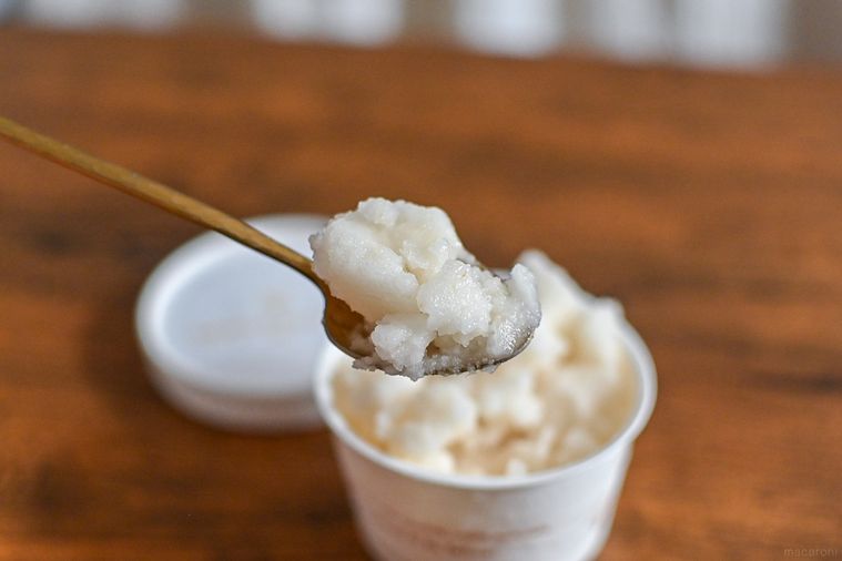 アイスをスプーンですくっているところ