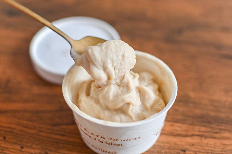 アイスをスプーンですくっているところ