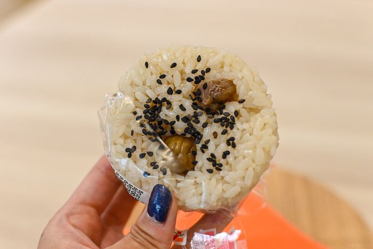 おにぎりを持っているところ