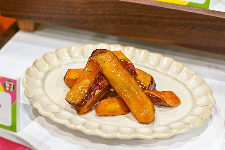 お皿にのった大学いも