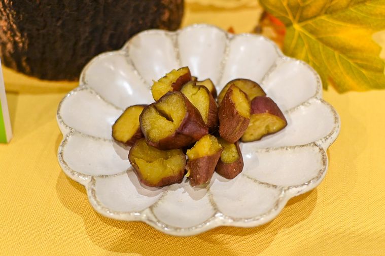 お皿にのった焼き芋