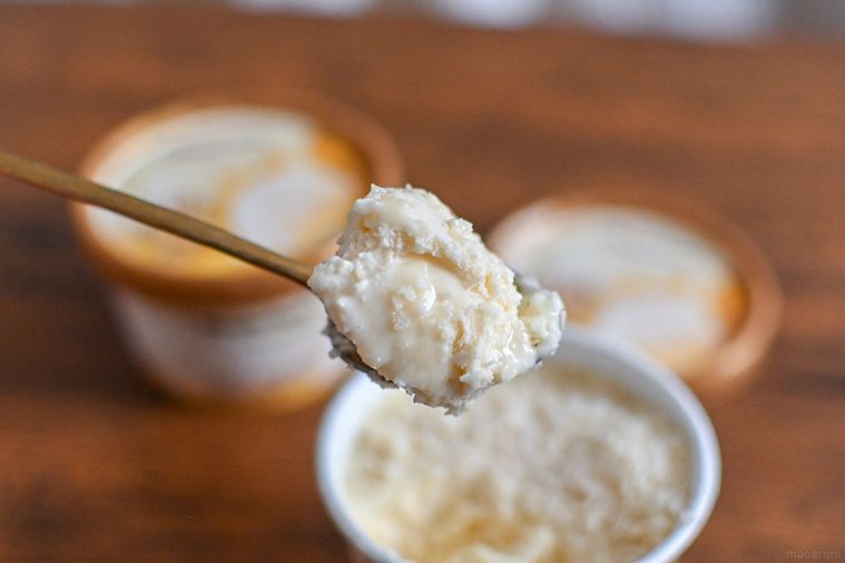 アイスをスプーンですくっているところ