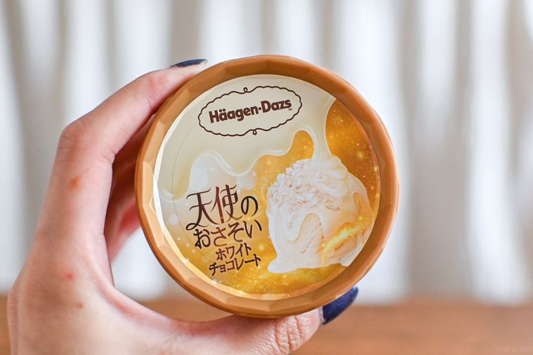 アイスのパッケージを持っているところ