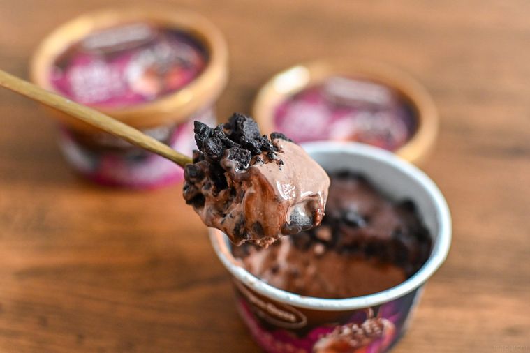 アイスをスプーンですくっているところ